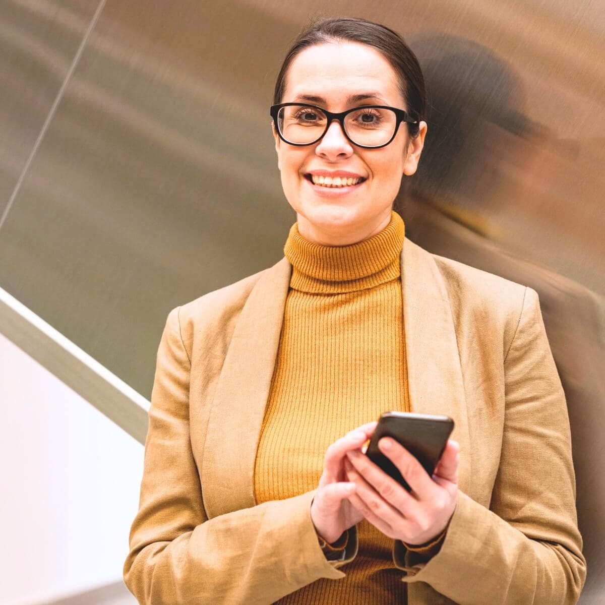 Empresaria gestionando factoring desde su celular